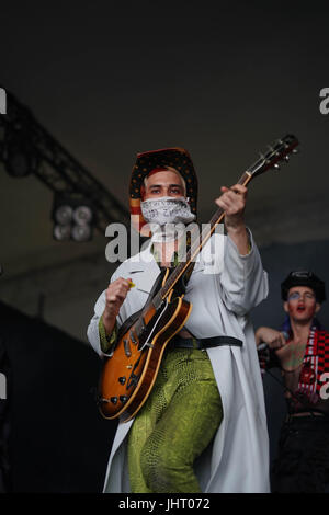 Suffolk, UK. 14. Juli 2017. Herzog HMLTD, die live auf der Seebühne am 2. Tag des 2017 Latitude Festival in Henham Park, Southwold in Suffolk. Foto: Freitag, 14. Juli 2017. Foto Kredit Kredit lesen sollten: Roger Garfield/Alamy Live News Stockfoto