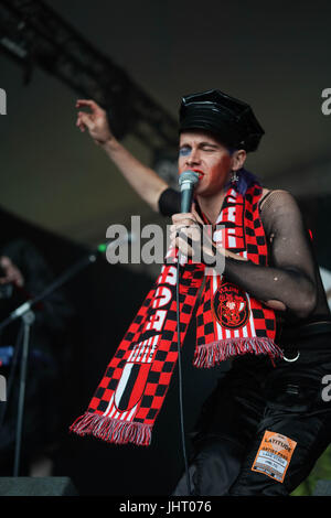 Suffolk, UK. 14. Juli 2017. Henry Spychalski von HMLTD, die live auf der Seebühne am 2. Tag des 2017 Latitude Festival in Henham Park, Southwold in Suffolk. Foto: Freitag, 14. Juli 2017. Foto Kredit Kredit lesen sollten: Roger Garfield/Alamy Live News Stockfoto