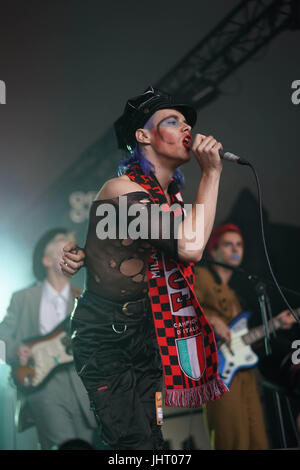 Suffolk, UK. 14. Juli 2017. Henry Spychalski von HMLTD, die live auf der Seebühne am 2. Tag des 2017 Latitude Festival in Henham Park, Southwold in Suffolk. Foto: Freitag, 14. Juli 2017. Foto Kredit Kredit lesen sollten: Roger Garfield/Alamy Live News Stockfoto