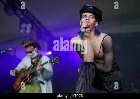 Suffolk, UK. 14. Juli 2017. Henry Spychalski von HMLTD, die live auf der Seebühne am 2. Tag des 2017 Latitude Festival in Henham Park, Southwold in Suffolk. Foto: Freitag, 14. Juli 2017. Foto Kredit Kredit lesen sollten: Roger Garfield/Alamy Live News Stockfoto