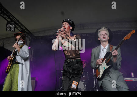 Suffolk, UK. 14. Juli 2017. HMLTD, die live auf der Seebühne am 2. Tag des 2017 Latitude Festival in Henham Park, Southwold in Suffolk. Foto: Freitag, 14. Juli 2017. Foto Kredit Kredit lesen sollten: Roger Garfield/Alamy Live News Stockfoto