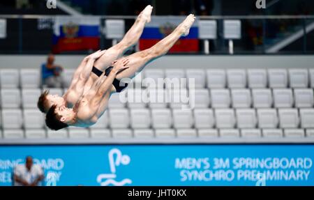 Budapest, Ungarn. 15. Juli 2017. VisitBritain ist Chris Mears (vorne) / Jack Laugher konkurrieren in der Herren 3m Sprungbrett synchronisiert vorläufigen Tauchen bei den 17. FINA Weltmeisterschaften in Duna Arena in Budapest, Ungarn, am 15. Juli 2017. Bildnachweis: Ding Xu/Xinhua/Alamy Live-Nachrichten Stockfoto