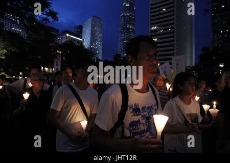 Hong Kong, CHINA. 15. Juli 2017. Hong Kong-Bürger marschieren auf mit brennenden Kerzen nach der Kerze Licht Mahnwache für Chinesischer Dissident, politischer Gefangener und der Friedensnobelpreisträger, LIU XIAO BO. 15 Juli, 2017.Hong Kong.ZUMA/Liau Chung Ren Credit: Liau Chung Ren/ZUMA Draht/Alamy Live-Nachrichten Stockfoto