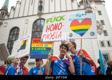 München, Deutschland. 15. Juli 2017. Teilnehmer der traditionellen Parade anlässlich der Christopher Street Day halten Plakate gegen Homophobie vor dem alten Rathaus in München, Deutschland, 15. Juli 2017. Foto: Andreas Gebert/Dpa/Alamy Live-Nachrichten Stockfoto