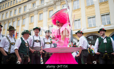 München, Deutschland. 15. Juli 2017. Ein Teilnehmer der traditionellen Parade anlässlich des Christopher Street Day in einem Kostüm mit übergroßen Messer und Gabeln steht zwischen homosexuellen tragen traditionelle Kleidung in München, Deutschland, 15. Juli 2017. Foto: Andreas Gebert/Dpa/Alamy Live-Nachrichten Stockfoto