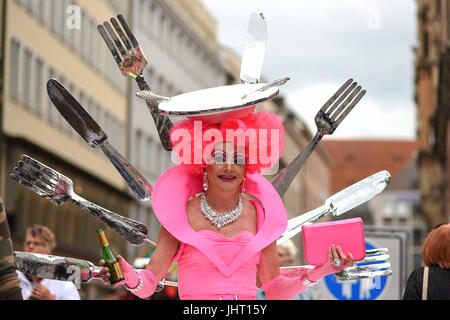 München, Deutschland. 15. Juli 2017. Ein Teilnehmer in einem Kostüm mit übergroßen Messer und Gabel nimmt Teil an der traditionellen Parade anlässlich des Christopher Street Day in München, Deutschland, 15. Juli 2017. Foto: Andreas Gebert/Dpa/Alamy Live-Nachrichten Stockfoto