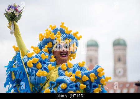 München, Deutschland. 15. Juli 2017. Tragen eine Kostüm mit Gummienten, ein Mann beteiligt sich an der traditionellen Parade anlässlich der Christopher Street Day und geht vorbei an den Türmen der Frauenkirche in München, Deutschland, 15. Juli 2017. Foto: Andreas Gebert/Dpa/Alamy Live-Nachrichten Stockfoto