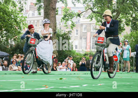 London, UK. 15. Juli 2017. Modisch gekleidete Konkurrenten nehmen Teil in der Tee-Verfolgung bei The Chap-Olympiade am Bedford Square in London feiert Großbritanniens sportliche Ungeschicklichkeit und Exzentrizität mit einer Reihe von Leichtathletik-Veranstaltungen, wo mehr Punkte werden vergeben für Stil, als erste über die Ziellinie Credit: Amer Ghazzal/Alamy Live-Nachrichten Stockfoto