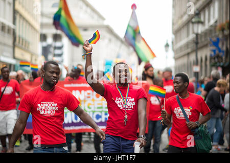 München, Deutschland. 15. Juli 2017. Dpatop - Mitglieder des "Rainbow Flüchtlinge München" nehmen Teil an traditionelle Parade anlässlich des Christopher Street Day in München, Deutschland, 15. Juli 2017. Foto: Andreas Gebert/Dpa/Alamy Live-Nachrichten Stockfoto