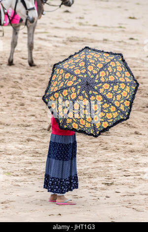 Blackpool, Lancashire, 15. Juli 2017. Großbritannien Wetter.  Schlechte Sommerwetter abhalten nicht, dass diese Urlauber haben eine gute Zeit nach unten am Strand auf Blackpool Promenade.  Starkregen wird voraussichtlich den ganzen Tag mit einer Chance auf einige heller Zauber in den frühen Abendstunden dauern.  Bildnachweis: Cernan Elias/Alamy Live-Nachrichten Stockfoto