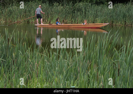 Suffolk, UK. 15. Juli 2017.    Bootfahren auf dem See - 2017 Latitude Festival, Henham Park. Suffolk 15. Juli 2017 Stockfoto