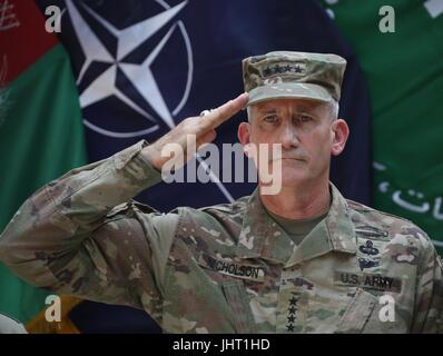 (170715)--KABUL, Juli 15 (Xinhua)--General John Nicholson, der US- und NATO-Kommandeur in Afghanistan besucht eine Änderung des Befehls Zeremonie in entschiedene Unterstützung Hauptquartier in Kabul, Afghanistan, 15. Juli 2017. (Xinhua/Rahmat Alizadah) (Rh) Stockfoto