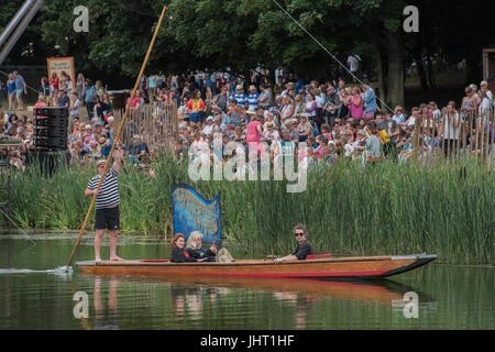 Suffolk, UK. 15. Juli 2017.    Bootfahren auf dem See - 2017 Latitude Festival, Henham Park. Suffolk 15. Juli 2017 Stockfoto