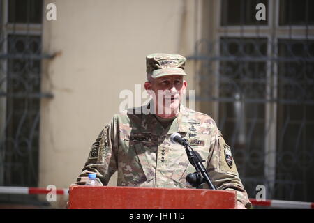 (170715)--KABUL, Juli 15 (Xinhua)--General John Nicholson, der US- und NATO-Kommandeur in Afghanistan spricht während der Änderung des Befehls Zeremonie in entschiedene Unterstützung Hauptquartier in Kabul, Afghanistan, 15. Juli 2017. (Xinhua/Rahmat Alizadah) (Rh) Stockfoto