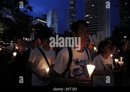Hong Kong, CHINA. 15. Juli 2017. Hong Kong-Bürger marschieren auf mit brennenden Kerzen nach der Kerze Licht Mahnwache für Chinesischer Dissident, politischer Gefangener und der Friedensnobelpreisträger, LIU XIAO BO. 15 Juli, 2017.Hong Kong.ZUMA/Liau Chung Ren Credit: Liau Chung Ren/ZUMA Draht/Alamy Live-Nachrichten Stockfoto