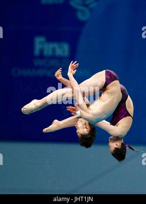 Budapest, Ungarn. 15. Juli 2017. Ren Qian(Rear) und Lian Junjie China treten im Mixed 10m-Plattform synchronisiert Finale Tauchen bei den 17. FINA Weltmeisterschaften in Duna Arena in Budapest, Ungarn, am 15. Juli 2017. Bildnachweis: Ding Xu/Xinhua/Alamy Live-Nachrichten Stockfoto