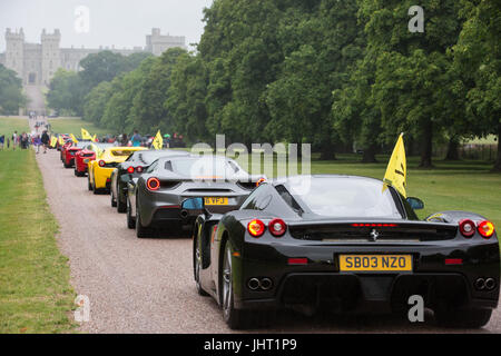 Windsor, UK. 15. Juli 2017. Ferrari Autos parade entlang der Long Walk im Windsor Great Park, Windsor Castle als Teil des Ferrari 70. Jubiläums-Tour, 70 Jahre Renngeschichte der bekanntesten Automobilmarke der Welt, Erbe und Design zu präsentieren. Die Veranstaltung wurde von der Limited-Serie LaFerrari Aperta, markieren Sie den 70. Jahrestag der Gründung des Unternehmens ins Leben gerufen Headliner. Bildnachweis: Mark Kerrison/Alamy Live-Nachrichten Stockfoto