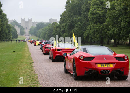 Windsor, UK. 15. Juli 2017. Ferrari Autos parade entlang der Long Walk im Windsor Great Park, Windsor Castle als Teil des Ferrari 70. Jubiläums-Tour, 70 Jahre Renngeschichte der bekanntesten Automobilmarke der Welt, Erbe und Design zu präsentieren. Die Veranstaltung wurde von der Limited-Serie LaFerrari Aperta, markieren Sie den 70. Jahrestag der Gründung des Unternehmens ins Leben gerufen Headliner. Bildnachweis: Mark Kerrison/Alamy Live-Nachrichten Stockfoto