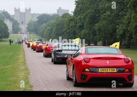 Windsor, UK. 15. Juli 2017. Ferrari Autos parade entlang der Long Walk im Windsor Great Park, Windsor Castle als Teil des Ferrari 70. Jubiläums-Tour, 70 Jahre Renngeschichte der bekanntesten Automobilmarke der Welt, Erbe und Design zu präsentieren. Die Veranstaltung wurde von der Limited-Serie LaFerrari Aperta, markieren Sie den 70. Jahrestag der Gründung des Unternehmens ins Leben gerufen Headliner. Bildnachweis: Mark Kerrison/Alamy Live-Nachrichten Stockfoto