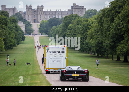 Windsor, UK. 15. Juli 2017. Limitierter Auflage LaFerrari Aperta kommt auf Long Walk im Windsor Great Park zur Teilnahme an einem Ferrari 70. Jubiläums-Tour Veranstaltung, 70 Jahre Renngeschichte der bekanntesten Automobilmarke der Welt, Erbe und Design zu präsentieren. Der LaFerrari Aperta wurde ins Leben gerufen, um den 70. Jahrestag der Gründung des Unternehmens zu kennzeichnen. Bildnachweis: Mark Kerrison/Alamy Live-Nachrichten Stockfoto