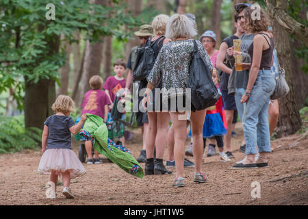 Suffolk, UK. 15. Juli 2017.    Genießen den Wald - 2017 Latitude Festival, Henham Park. Suffolk-15. Juli 2017-Credit: Guy Bell/Alamy Live-Nachrichten Stockfoto