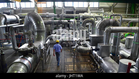 Gera, Deutschland. 29. Juni 2017. Ein Mitarbeiter führt durch die Einrichtungen im KWK-Kraftwerk Gera-Nord in Gera, Deutschland, 29. Juni 2017. Die Gas-Kraftwerke Gera-Nord und Gera verklagt wurden 1996 mit dem Ziel, Strom-und Fernwärme seit etwa 30 Jahren an das Stromnetz angeschlossen. Aber da die Großanlagen nicht flexibel genug sind und ihre wirtschaftliche Betrieb beschränkt ist, sie werden deaktiviert im Jahr 2018. Foto: Martin Schutt/Dpa-Zentralbild/Dpa/Alamy Live News Stockfoto