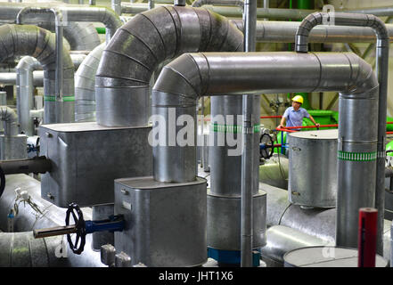 Gera, Deutschland. 29. Juni 2017. Ein Mitarbeiter führt durch die Einrichtungen im KWK-Kraftwerk Gera-Nord in Gera, Deutschland, 29. Juni 2017. Die Gas-Kraftwerke Gera-Nord und Gera verklagt wurden 1996 mit dem Ziel, Strom-und Fernwärme seit etwa 30 Jahren an das Stromnetz angeschlossen. Aber da die Großanlagen nicht flexibel genug sind und ihre wirtschaftliche Betrieb beschränkt ist, sie werden deaktiviert im Jahr 2018. Foto: Martin Schutt/Dpa-Zentralbild/Dpa/Alamy Live News Stockfoto