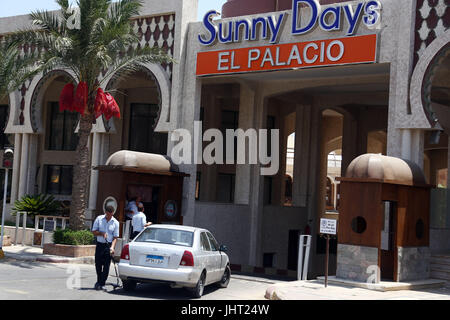 Hurghada. 15. Juli 2017. Foto aufgenommen am 15. Juli 2017 zeigt die sonnigen Tage El Palacio Resort, wo eine Messerattacke am Freitag im ägyptischen Roten Meer Resort Stadt von Hurghada stattfand. Ägyptische Polizei am Samstag sondiert das Motiv des Angreifers, die zwei Menschen getötet und vier weitere in einem roten Meer Strandresort, verwundet, die juristischen Quellen sagten. Bildnachweis: Ahmed Gomaa/Xinhua/Alamy Live-Nachrichten Stockfoto