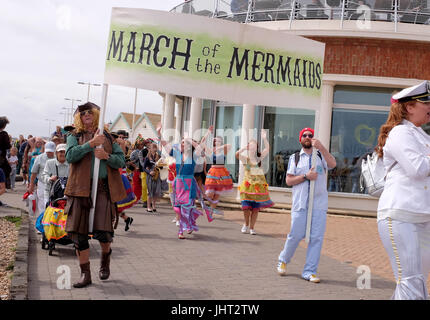 Brighton, UK. 15. Juli 2017. Hunderte teilnehmen an den Marsch der Meerjungfrauen-Parade an Brighton Strandpromenade an einem hellen, aber stürmischen Nachmittag. Die jährliche Veranstaltung unterstreicht die Verschmutzung der Meere vor allem Kunststoffe, die ins Meer Credit ausgelöst werden: Simon Dack/Alamy Live News Stockfoto