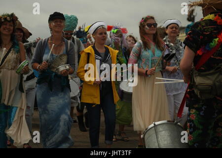 Brighton, UK, 15. Juli 2017. Brightons jährliche März der Meerjungfrauen, führen von Trommlern, Köpfe Alon die Promenade. Demonstranten Anspruch auf Meerjungfrauen, die einmal im Jahr Beine wachsen zu ergreifen, um das Land und über den Zustand der Küste zu protestieren. Das diesjährige Veranstaltung wurde zur Unterstützung der Surfers gegen Abwasser. Roland Ravenhill/Alamy Live-Nachrichten. Stockfoto