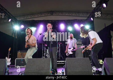 Suffolk, UK. 15. Juli 2017. IDLES die live auf der Seebühne am 2017 Latitude Festival in Henham Park, Southwold in Suffolk. Foto: Samstag, 15. Juli 2017. Bildnachweis sollte lauten: Roger Garfield/Alamy Live News. Stockfoto