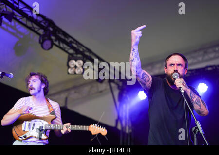 Suffolk, UK. 15. Juli 2017. IDLES die live auf der Seebühne am 2017 Latitude Festival in Henham Park, Southwold in Suffolk. Foto: Samstag, 15. Juli 2017. Bildnachweis sollte lauten: Roger Garfield/Alamy Live News. Stockfoto