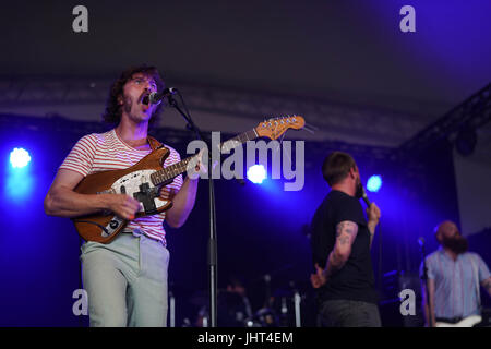 Suffolk, UK. 15. Juli 2017. IDLES die live auf der Seebühne am 2017 Latitude Festival in Henham Park, Southwold in Suffolk. Foto: Samstag, 15. Juli 2017. Bildnachweis sollte lauten: Roger Garfield/Alamy Live News. Stockfoto