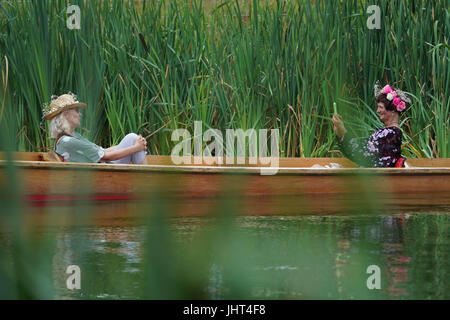 Suffolk, UK. 15. Juli 2017. Zwei Frauen auf einem Kahn auf dem See beim 2017 Latitude Festival in Henham Park, Southwold in Suffolk. Foto: Samstag, 15. Juli 2017. Bildnachweis sollte lauten: Roger Garfield/Alamy Live News. Stockfoto