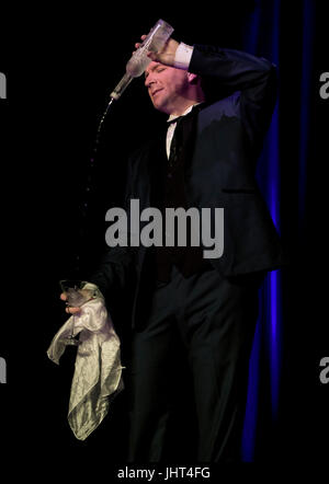 Louisville, Kentucky USA. 13. Juli 2017. CHRIS RANDALL konkurriert bei der International Brotherhood of Magicians  Gesellschaft der amerikanischen Magier kombiniert Convention statt im historischen Galt House Hotel. Bildnachweis: Brian Cahn/ZUMA Draht/Alamy Live-Nachrichten Stockfoto