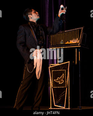 Louisville, Kentucky USA. 13. Juli 2017. JAEHOON LIM konkurriert bei der International Brotherhood of Magicians  Gesellschaft der amerikanischen Magier kombiniert Convention statt im historischen Galt House Hotel. Bildnachweis: Brian Cahn/ZUMA Draht/Alamy Live-Nachrichten Stockfoto