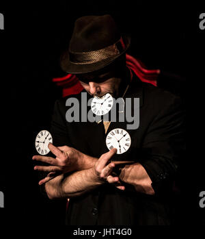 Louisville, Kentucky USA. 13. Juli 2017. NICOLAS DUTEL konkurriert bei der International Brotherhood of Magicians  Gesellschaft der amerikanischen Magier kombiniert Convention statt im historischen Galt House Hotel. Bildnachweis: Brian Cahn/ZUMA Draht/Alamy Live-Nachrichten Stockfoto