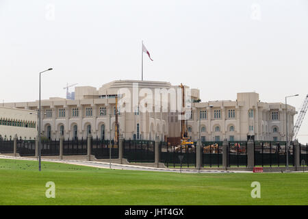 DOHA, Katar - 15. Juli 2017: The Emiri Diwan Palast in zentralen Doha. Scheich Tamim bin Hamad al-Thani, Emir von Katar, traf Jean-Yves Le Drian, der Außenminister von Frankreich, in der katarischen Hauptstadt heute zu die GCC-Krise zu diskutieren. Stockfoto