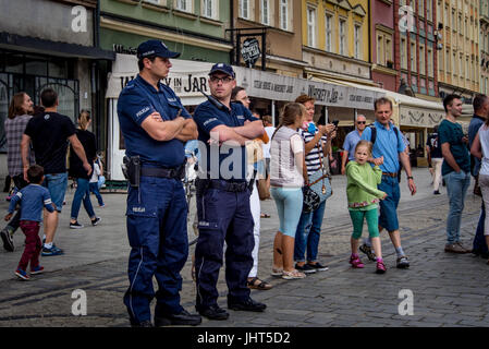 Wroclaw, Polen. 15. Juli 2017. Mitglieder des KOD (Komitee für die Verteidigung der Demokratie) in Breslau eine NGO, die europäischen Werte wie Demokratie, Rechtsstaatlichkeit und Menschenrechte fördert organisiert eine massive Rallye und Protest gegen die Regierung unter der Leitung von Gesetz & Gerechtigkeitspartei. Es gab Polizei anwesend aber die Demonstration friedlich ging. Die Masse wurden von mehreren Rednern aus den KOD angesprochen. Bildnachweis: Veteran Fotografie/Alamy Live-Nachrichten Stockfoto