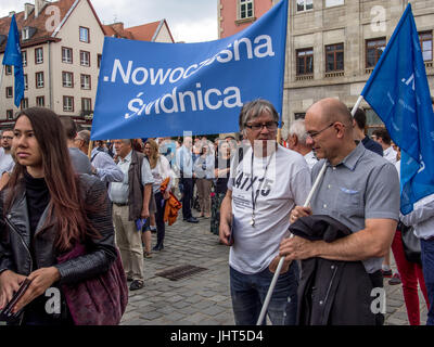 Wroclaw, Polen. 15. Juli 2017. Mitglieder des KOD (Komitee für die Verteidigung der Demokratie) in Breslau eine NGO, die europäischen Werte wie Demokratie, Rechtsstaatlichkeit und Menschenrechte fördert organisiert eine massive Rallye und Protest gegen die Regierung unter der Leitung von Gesetz & Gerechtigkeitspartei. Es gab Polizei anwesend aber die Demonstration friedlich ging. Die Masse wurden von mehreren Rednern aus den KOD angesprochen. Bildnachweis: Veteran Fotografie/Alamy Live-Nachrichten Stockfoto