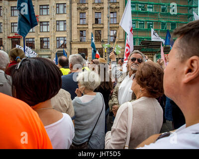 Wroclaw, Polen. 15. Juli 2017. Mitglieder des KOD (Komitee für die Verteidigung der Demokratie) in Breslau eine NGO, die europäischen Werte wie Demokratie, Rechtsstaatlichkeit und Menschenrechte fördert organisiert eine massive Rallye und Protest gegen die Regierung unter der Leitung von Gesetz & Gerechtigkeitspartei. Es gab Polizei anwesend aber die Demonstration friedlich ging. Die Masse wurden von mehreren Rednern aus den KOD angesprochen. Bildnachweis: Veteran Fotografie/Alamy Live-Nachrichten Stockfoto