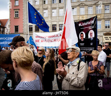 Wroclaw, Polen. 15. Juli 2017. Mitglieder des KOD (Komitee für die Verteidigung der Demokratie) in Breslau eine NGO, die europäischen Werte wie Demokratie, Rechtsstaatlichkeit und Menschenrechte fördert organisiert eine massive Rallye und Protest gegen die Regierung unter der Leitung von Gesetz & Gerechtigkeitspartei. Es gab Polizei anwesend aber die Demonstration friedlich ging. Die Masse wurden von mehreren Rednern aus den KOD angesprochen. Bildnachweis: Veteran Fotografie/Alamy Live-Nachrichten Stockfoto