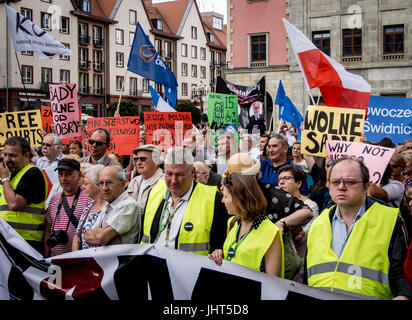 Wroclaw, Polen. 15. Juli 2017. Mitglieder des KOD (Komitee für die Verteidigung der Demokratie) in Breslau eine NGO, die europäischen Werte wie Demokratie, Rechtsstaatlichkeit und Menschenrechte fördert organisiert eine massive Rallye und Protest gegen die Regierung unter der Leitung von Gesetz & Gerechtigkeitspartei. Es gab Polizei anwesend aber die Demonstration friedlich ging. Die Masse wurden von mehreren Rednern aus den KOD angesprochen. Bildnachweis: Veteran Fotografie/Alamy Live-Nachrichten Stockfoto