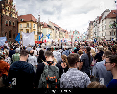 Wroclaw, Polen. 15. Juli 2017. Mitglieder des KOD (Komitee für die Verteidigung der Demokratie) in Breslau eine NGO, die europäischen Werte wie Demokratie, Rechtsstaatlichkeit und Menschenrechte fördert organisiert eine massive Rallye und Protest gegen die Regierung unter der Leitung von Gesetz & Gerechtigkeitspartei. Es gab Polizei anwesend aber die Demonstration friedlich ging. Die Masse wurden von mehreren Rednern aus den KOD angesprochen. Bildnachweis: Veteran Fotografie/Alamy Live-Nachrichten Stockfoto