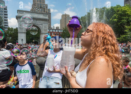 New York, NY, USA. 15. Juli 2017 die Milliarden Blase Festival, eine kostenlose Veranstaltung zog hunderte von Bubble Gebläse zum Washington Square Park. Kredit © Stacy Walsh Rosenstock/Alamy Live-Nachrichten Stockfoto