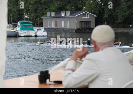 Molesey Bootclub (Vizemeister). Mixed Masters acht Finale. 150. Molesey Amateur Regatta, 15. Juli 2017, Themse, Hurst Park Riverside, East Molesey, in der Nähe von Hampton Court, Surrey, England, Großbritannien, Deutschland, UK, Europa. Jährliche Amateur Rudern Wettbewerb und gesellschaftliches Ereignis 1867 gegründet. Bildnachweis: Ian Flasche/Alamy Live-Nachrichten Stockfoto