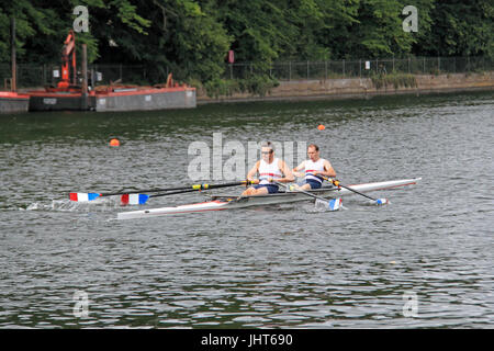 Walton Rudern Club (Sieger). Anfänger-Doppel Finale. 150. Molesey Amateur Regatta, 15. Juli 2017, Themse, Hurst Park Riverside, East Molesey, in der Nähe von Hampton Court, Surrey, England, Großbritannien, Deutschland, UK, Europa. Jährliche Amateur Rudern Wettbewerb und gesellschaftliches Ereignis 1867 gegründet. Bildnachweis: Ian Flasche/Alamy Live-Nachrichten Stockfoto