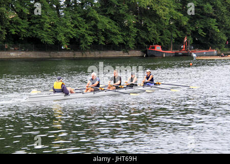 Weyfarers (Sieger). Gemischte Einladung Quad Finale erkunden. 150. Molesey Amateur Regatta, 15. Juli 2017, Themse, Hurst Park Riverside, East Molesey, in der Nähe von Hampton Court, Surrey, England, Großbritannien, Deutschland, UK, Europa. Jährliche Amateur Rudern Wettbewerb und gesellschaftliches Ereignis 1867 gegründet. Bildnachweis: Ian Flasche/Alamy Live-Nachrichten Stockfoto