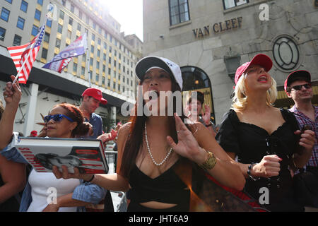 New York City, New York, USA. 15. Juli 2017. Menschen unterstützen Präsident Donald Trump bei der Rallye in New York City am 15. Juli 2017 in New York. Bildnachweis: Anna Sergeeva/ZUMA Draht/Alamy Live-Nachrichten Stockfoto