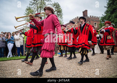 East Molesey, London, UK. 15. Juli 2017. Historische Nachstellungen während der Tudor-Turnier am Hampton Court Palace © Guy Corbishley/Alamy Live News Stockfoto